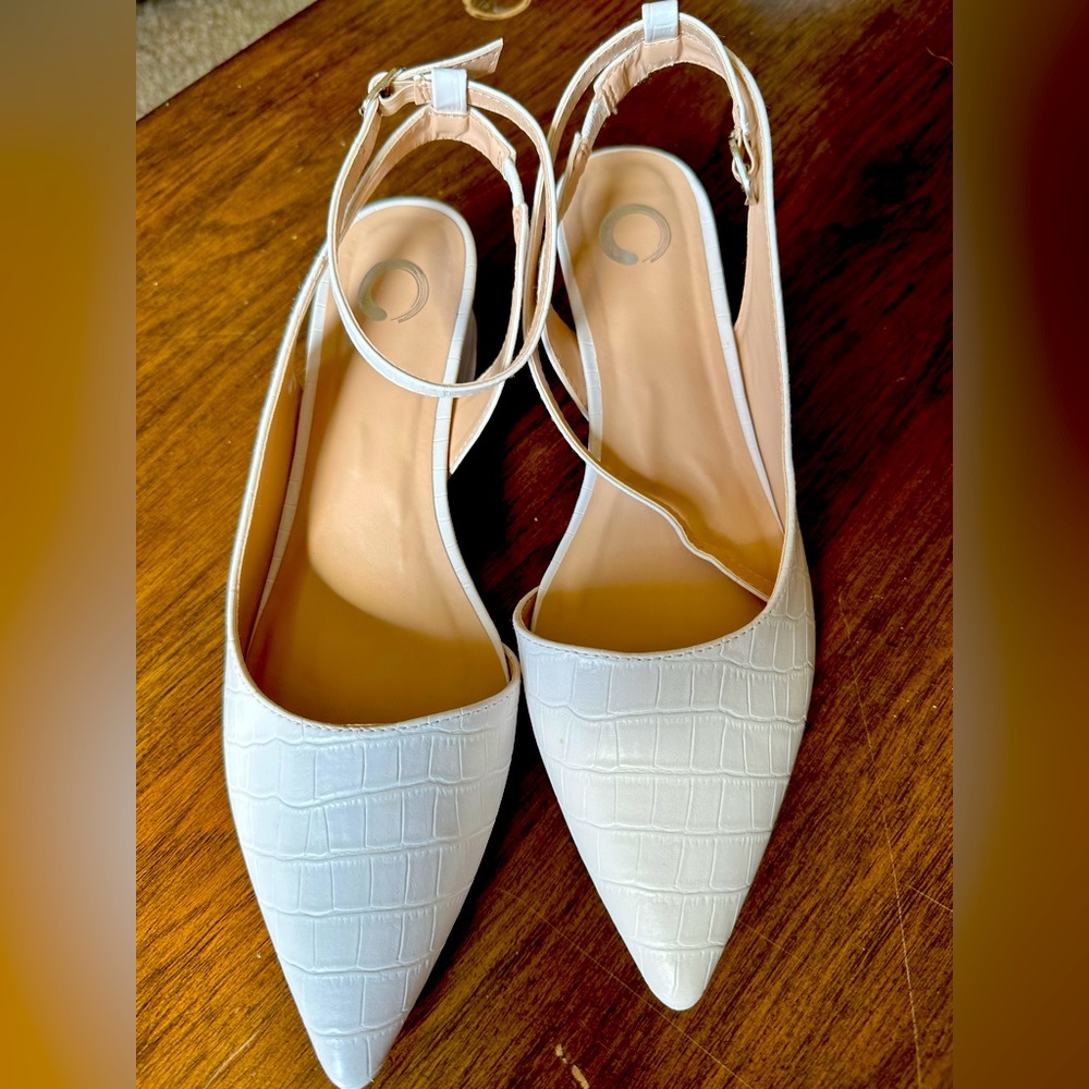 Journee Collection by DSW, women’s pump.
